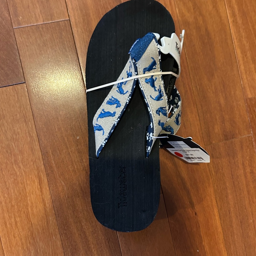 Tidewater "By The Shore" flip-flops with a contoured footbed and arch